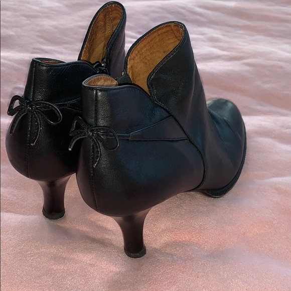 Sofft Shoes - Soffit Bow Ankle Bootie